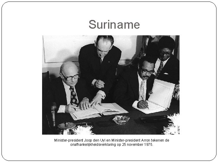 Suriname Minister-president Joop den Uyl en Minister-president Arron tekenen de onafhankelijkheidsverklaring op 25 november