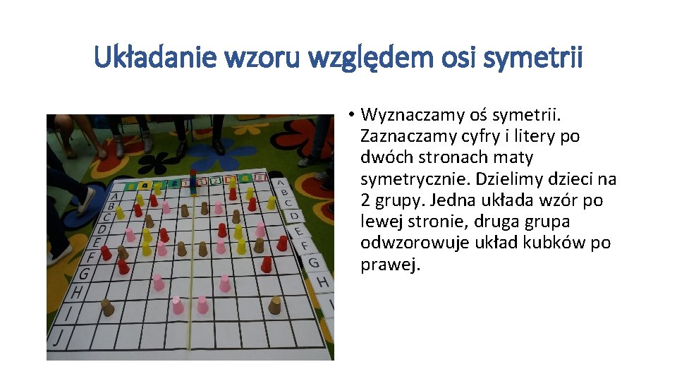 Układanie wzoru względem osi symetrii • Wyznaczamy oś symetrii. Zaznaczamy cyfry i litery po