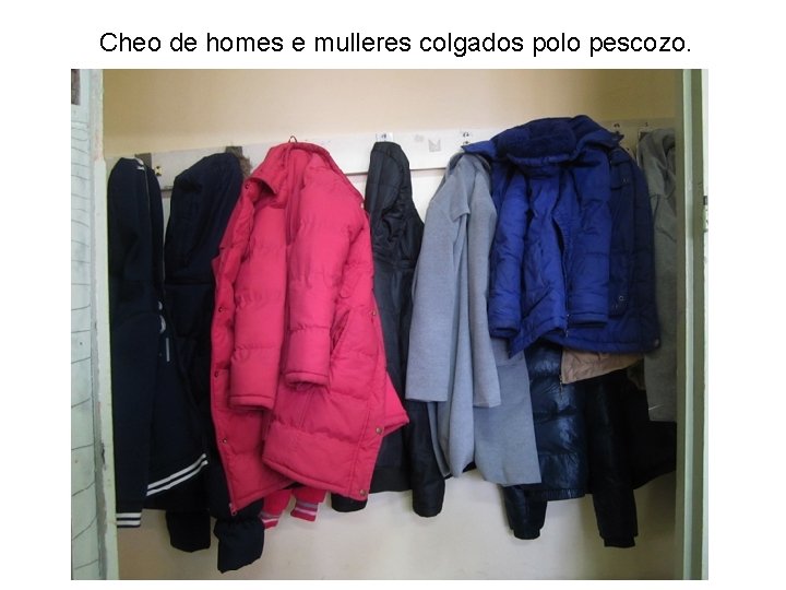 Cheo de homes e mulleres colgados polo pescozo. 