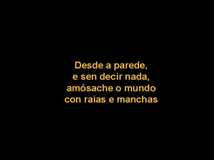 Desde a parede, e sen decir nada, amósache o mundo con raias e manchas