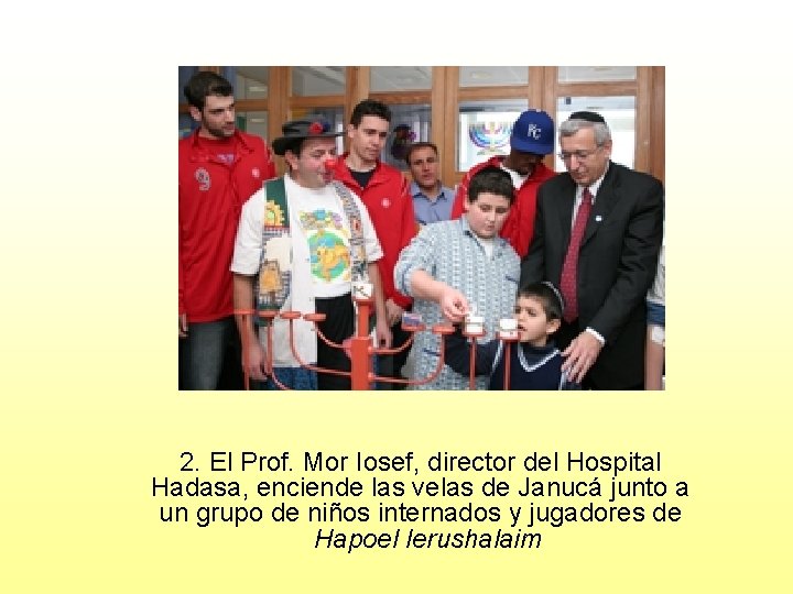 2. El Prof. Mor Iosef, director del Hospital Hadasa, enciende las velas de Janucá