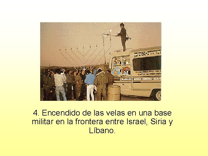 4. Encendido de las velas en una base militar en la frontera entre Israel,