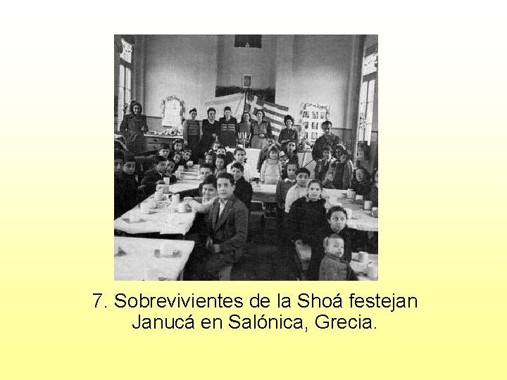 7. Sobrevivientes de la Shoá festejan Janucá en Salónica, Grecia. 