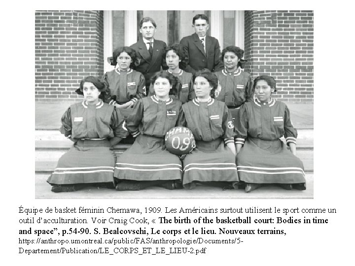Équipe de basket féminin Chemawa, 1909. Les Américains surtout utilisent le sport comme un