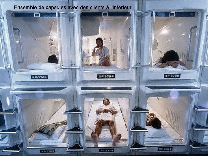 Ensemble de capsules avec des clients à l’intérieur 