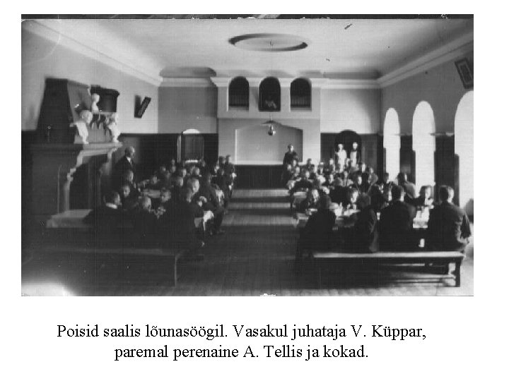 Poisid saalis lõunasöögil. Vasakul juhataja V. Küppar, paremal perenaine A. Tellis ja kokad. 