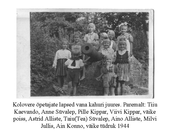 Kolovere õpetajate lapsed vana kahuri juures. Paremalt: Tiiu Kaevando, Anne Süvalep, Pille Kippar, Viivi