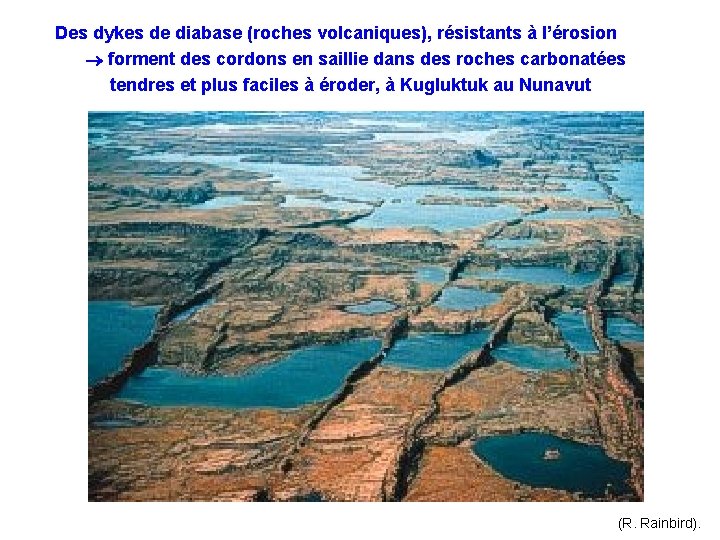Des dykes de diabase (roches volcaniques), résistants à l’érosion forment des cordons en saillie Des dykes de diabase (roches volcaniques), résistants à l’érosion forment des cordons en saillie