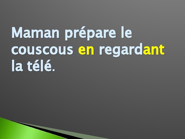 Maman prépare le cous en regardant la télé. 