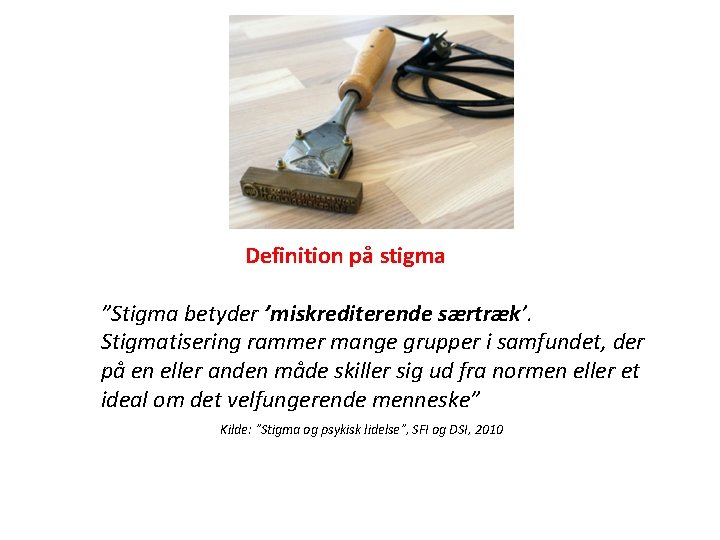 Definition på stigma ”Stigma betyder ’miskrediterende særtræk’. Stigmatisering rammer mange grupper i samfundet, der Definition på stigma ”Stigma betyder ’miskrediterende særtræk’. Stigmatisering rammer mange grupper i samfundet, der