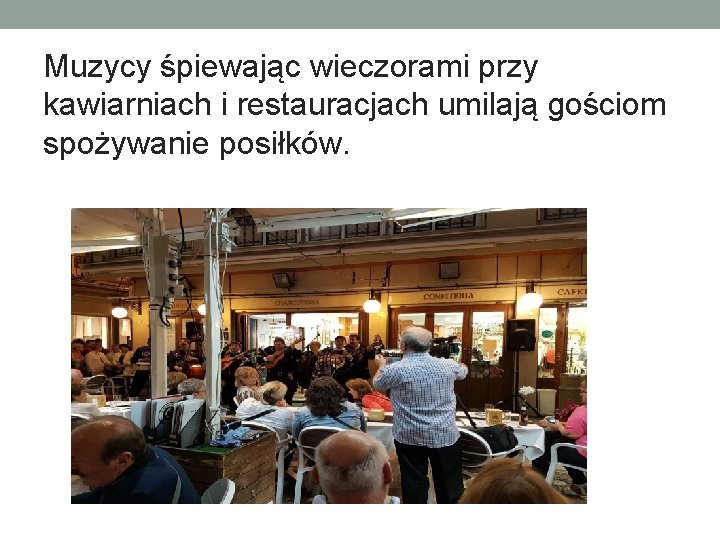 Muzycy śpiewając wieczorami przy kawiarniach i restauracjach umilają gościom spożywanie posiłków. 