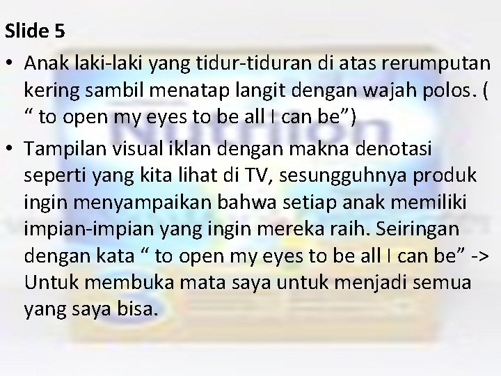 Slide 5 • Anak laki-laki yang tidur-tiduran di atas rerumputan kering sambil menatap langit