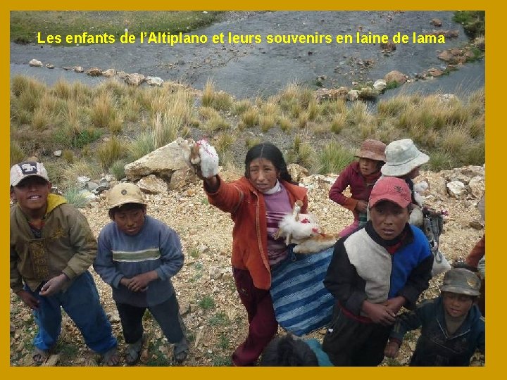 Les enfants de l’Altiplano et leurs souvenirs en laine de lama 