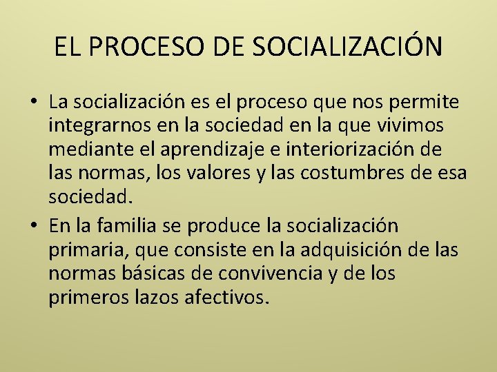 EL PROCESO DE SOCIALIZACIÓN • La socialización es el proceso que nos permite integrarnos