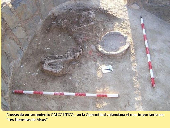 Cuevas de enterramiento CALCOLITICO , en la Comunidad valenciana el mas importante son “Les