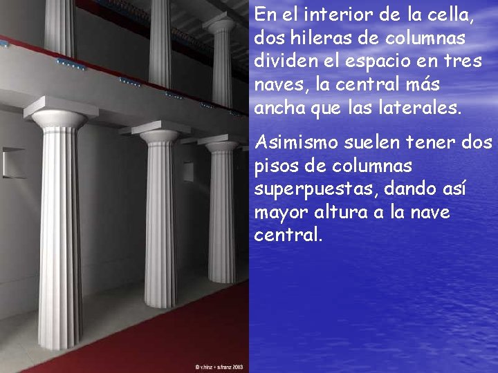 En el interior de la cella, dos hileras de columnas dividen el espacio en