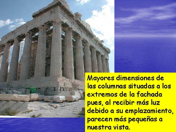 Mayores dimensiones de las columnas situadas a los extremos de la fachada pues, al