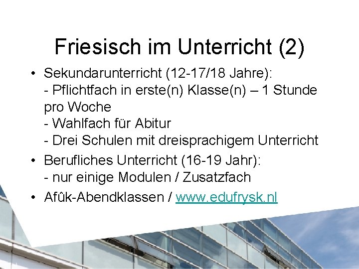 Friesisch im Unterricht (2) • Sekundarunterricht (12 -17/18 Jahre): - Pflichtfach in erste(n) Klasse(n)