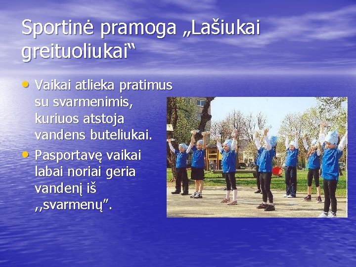 Sportinė pramoga „Lašiukai greituoliukai“ • Vaikai atlieka pratimus • su svarmenimis, kuriuos atstoja vandens