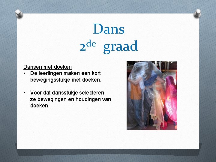 Dans de 2 graad Dansen met doeken • De leerlingen maken een kort bewegingsstukje