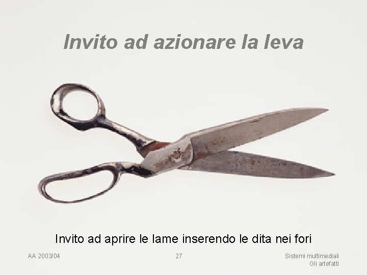 Invito ad azionare la leva Invito ad aprire le lame inserendo le dita nei