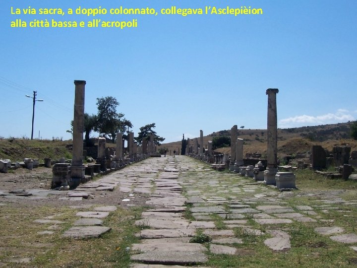 La via sacra, a doppio colonnato, collegava l’Asclepièion alla città bassa e all’acropoli 