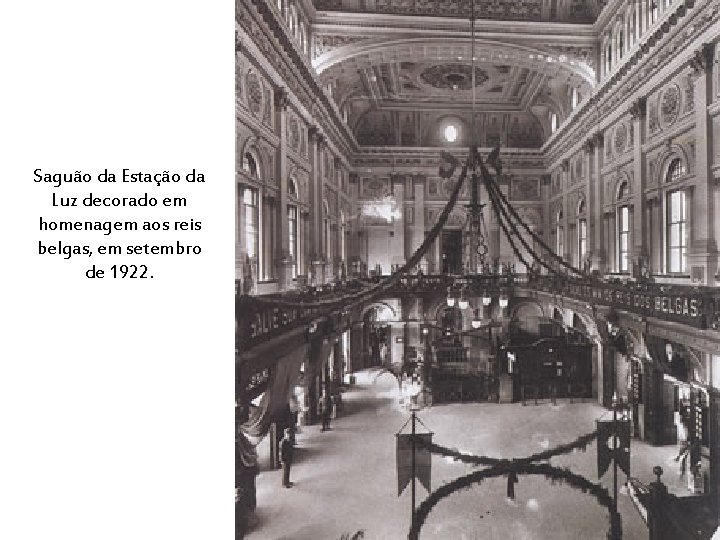 Saguão da Estação da Luz decorado em homenagem aos reis belgas, em setembro de