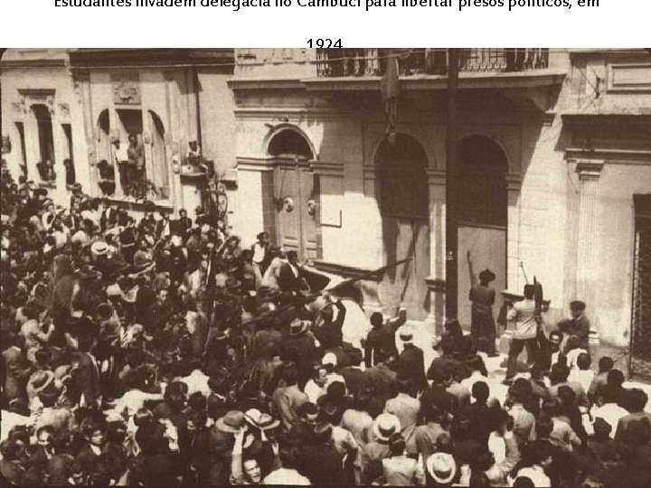 Estudantes invadem delegacia no Cambuci para libertar presos políticos, em 1924. 