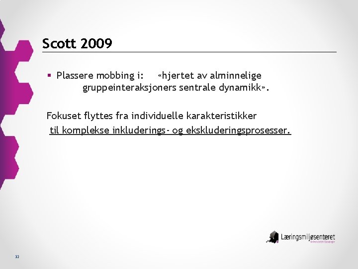 Scott 2009 § Plassere mobbing i: «hjertet av alminnelige gruppeinteraksjoners sentrale dynamikk» . Fokuset