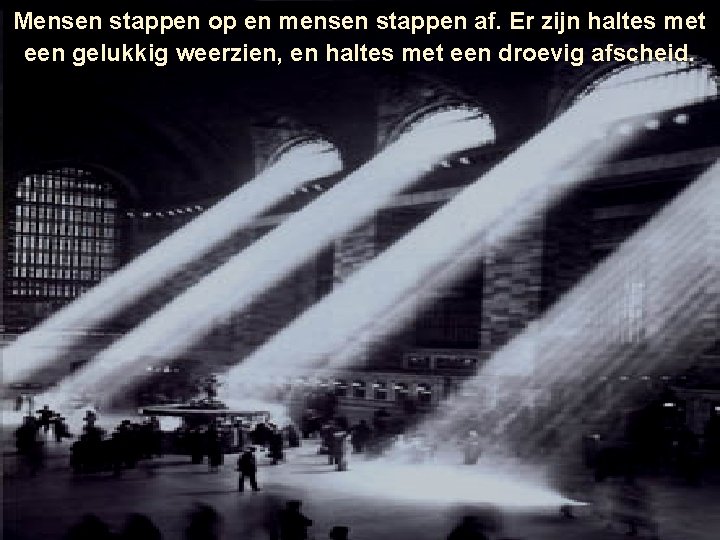 Mensen stappen op en mensen stappen af. Er zijn haltes met een gelukkig weerzien, Mensen stappen op en mensen stappen af. Er zijn haltes met een gelukkig weerzien,