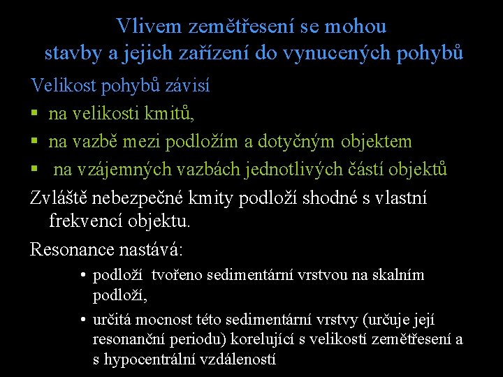 Vlivem zemětřesení se mohou stavby a jejich zařízení do vynucených pohybů Velikost pohybů závisí: