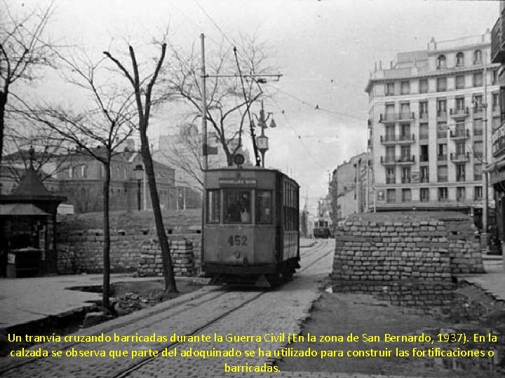 Un tranvía cruzando barricadas durante la Guerra Civil (En la zona de San Bernardo,