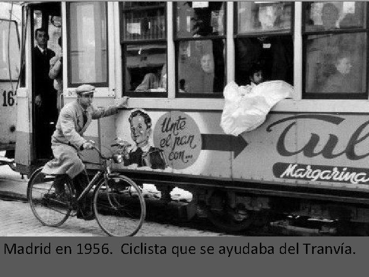 Madrid en 1956. Ciclista que se ayudaba del Tranvía. 