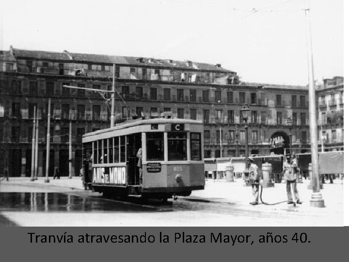 Tranvía atravesando la Plaza Mayor, años 40. 