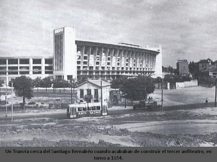 Un Tranvía cerca del Santiago Bernabéu cuando acababan de construir el tercer anfiteatro, en