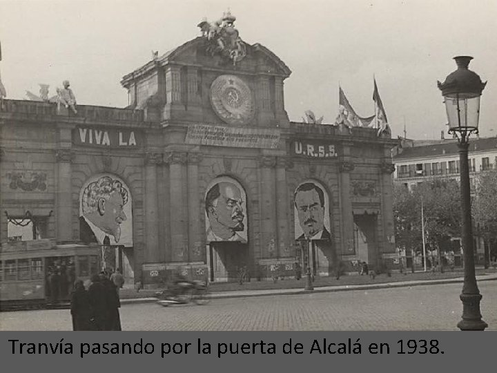 Tranvía pasando por la puerta de Alcalá en 1938. 
