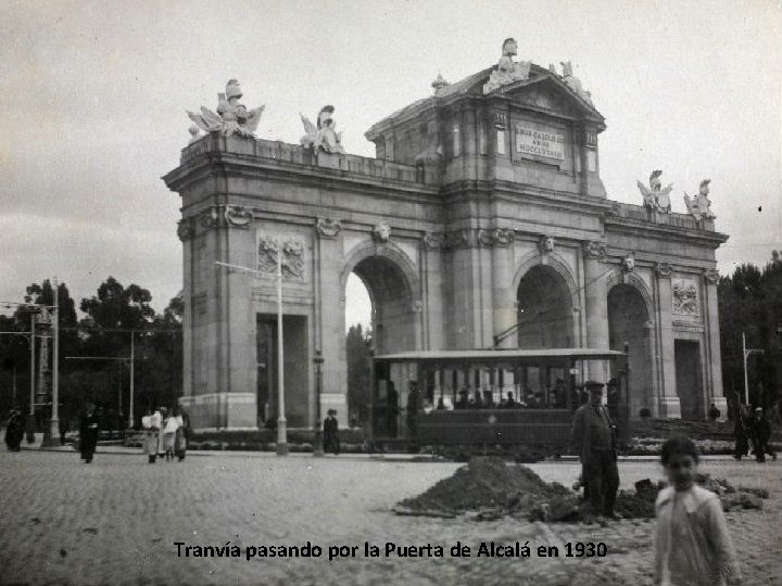 Tranvía pasando por la Puerta de Alcalá en 1930 
