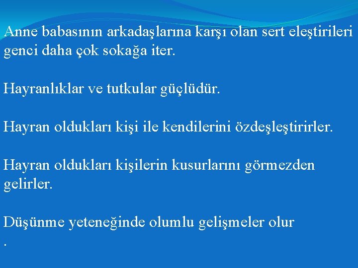 Anne babasının arkadaşlarına karşı olan sert eleştirileri genci daha çok sokağa iter. Hayranlıklar ve