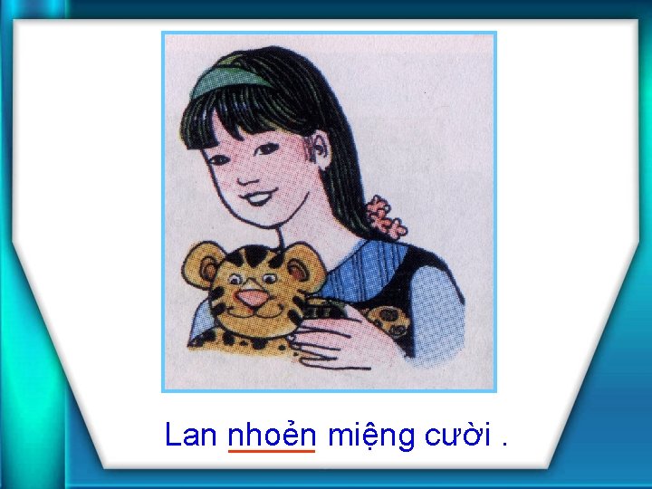 Lan nhoẻn miệng cười. 