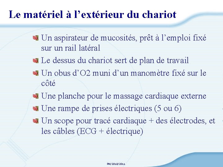 Le matériel à l’extérieur du chariot Un aspirateur de mucosités, prêt à l’emploi fixé