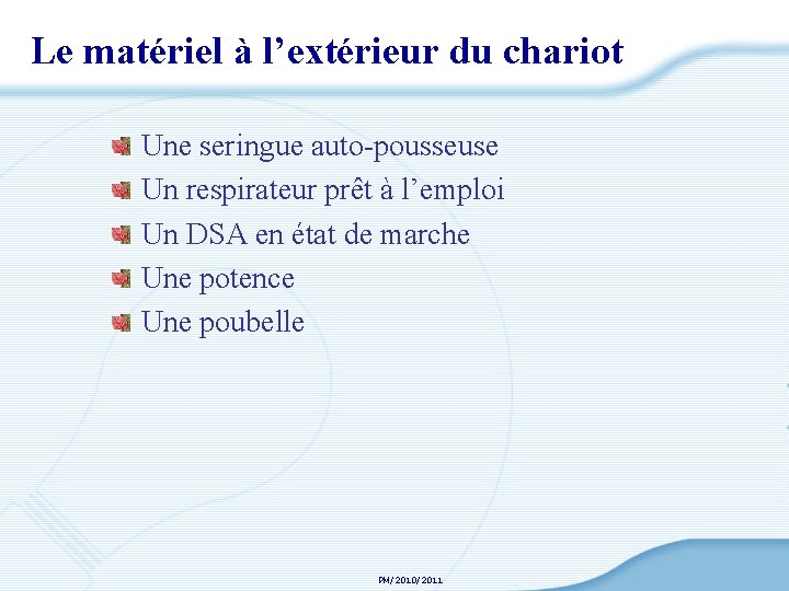Le matériel à l’extérieur du chariot Une seringue auto-pousseuse Un respirateur prêt à l’emploi