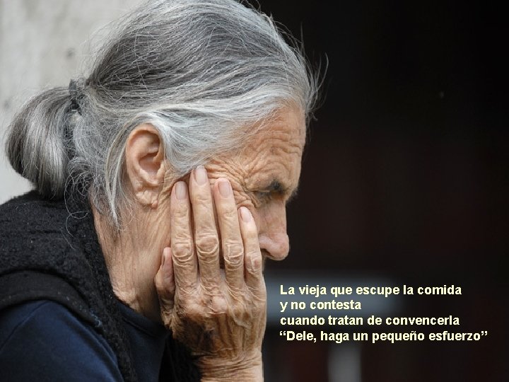 La vieja que escupe la comida y no contesta cuando tratan de convencerla “Dele,