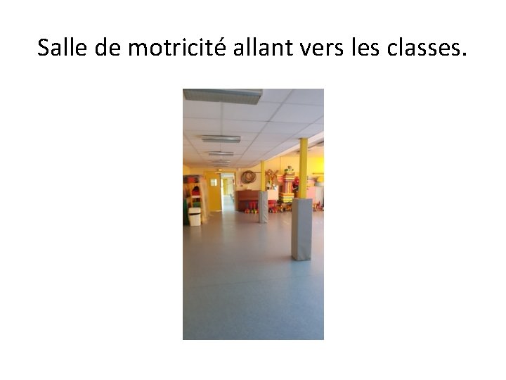 Salle de motricité allant vers les classes. 