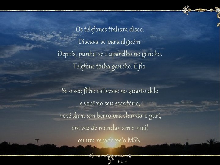 Os telefones tinham disco. Discava-se para alguém. Depois, punha-se o aparelho no gancho. Telefone