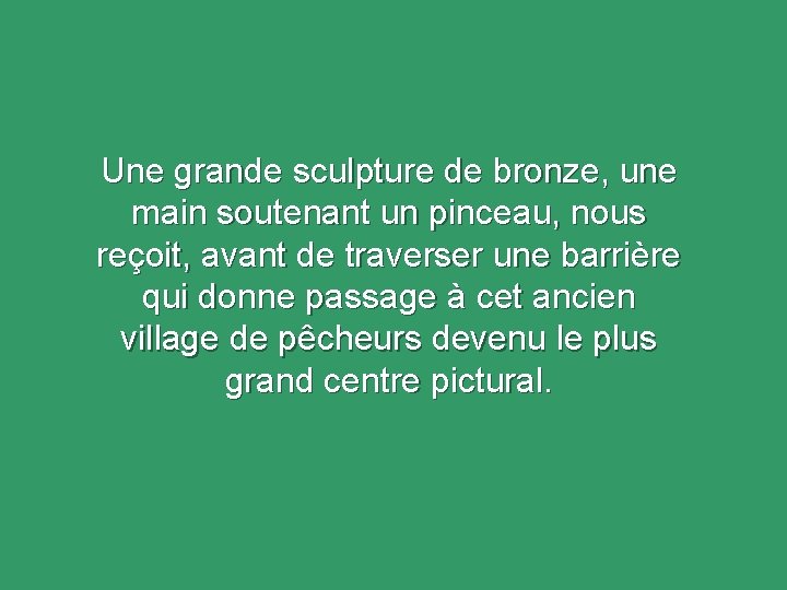 Une grande sculpture de bronze, une main soutenant un pinceau, nous reçoit, avant de