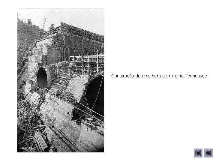 Construção de uma barragem no rio Tennessee. 