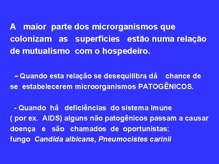 A maior parte dos microrganismos que colonizam as superfícies estão numa relação de mutualismo