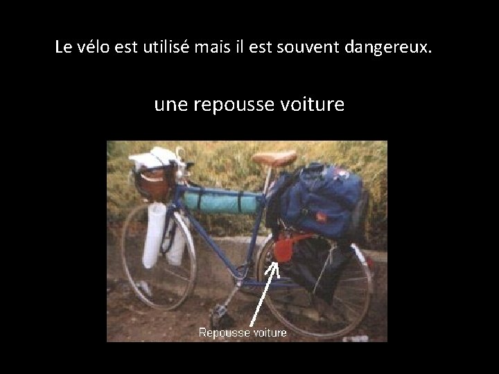 Le vélo est utilisé mais il est souvent dangereux. une repousse voiture 