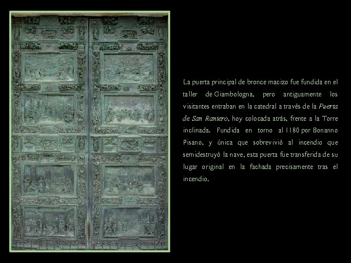 La puerta principal de bronce macizo fue fundida en el taller de Giambologna, pero