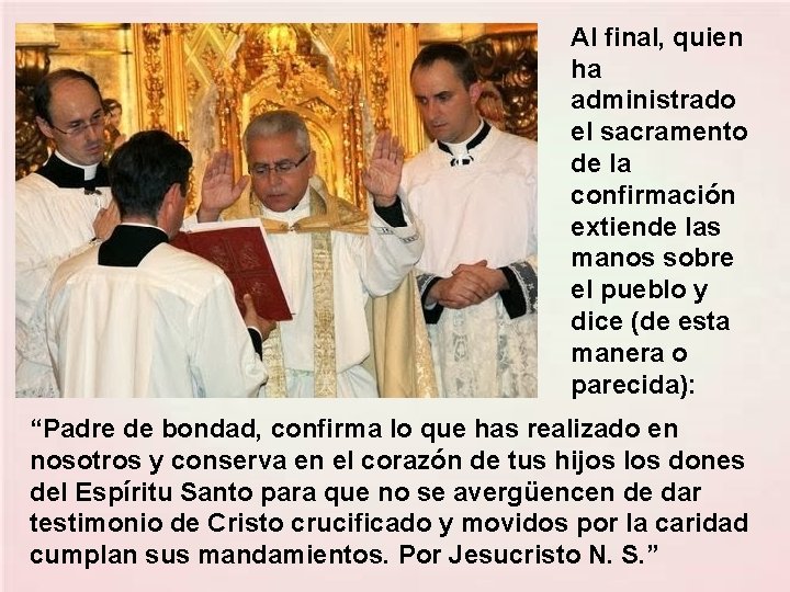 Al final, quien ha administrado el sacramento de la confirmación extiende las manos sobre